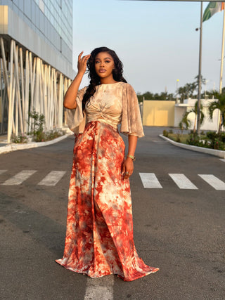CASUAL CHIC. SASHA est un ensemble pantalon chemise over size en crêpe léger qui ne tient pas chaud. Un style irrésistiblement cool et confortable mais qui reste féminin. Elle fait partie des tenues qui vous permettent de vous sentir à l’aise et stylé . La particularité de cet ensemble et le pantalon uni stylé avec une fente en tissus motif qui rappelle les années 60 mais qui reste tendance .Adaptée a tout type de morphologie.