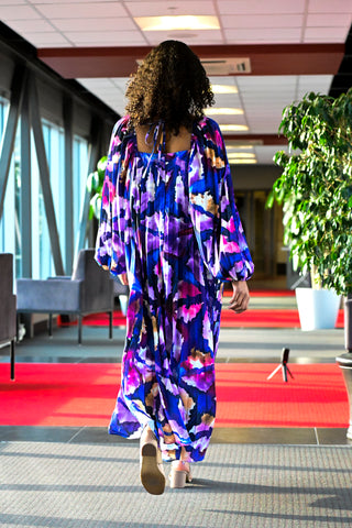 Robe midi en crêpe de soie légère avec doublure à manche longue plissée et une ceinture unie. Robe de soirée et pour des occasions spéciales