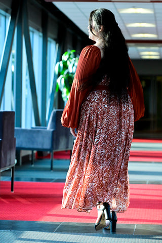 Robe midi en crêpe de soie légère avec doublure à manche longue plissée et une ceinture unie.