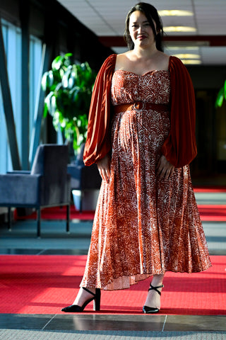 Robe midi en crêpe de soie légère avec doublure à manche longue plissée et une ceinture unie.