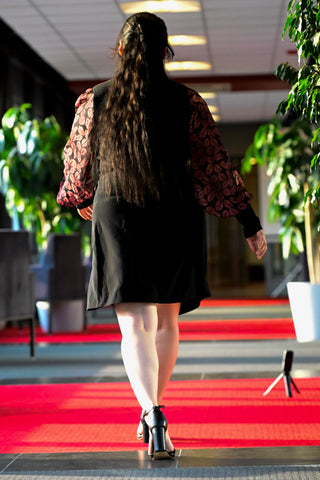 Robe veste courte en crêpe lourd avec des manches en voile bouffante