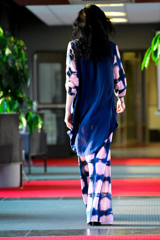 Ensemble crêpe de soie légère pantalon large droit avec une chemise en tunique manche longue à retrousser au choix.
