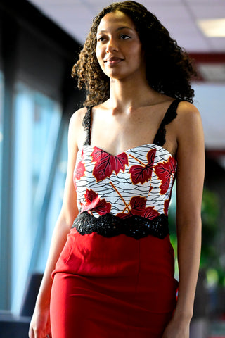 Longue robe à bretelle large avec une fente plissée fermée au genou. Idéale pour toutes les occasions, cette robe longue élégante et soignée vous permettra de vous démarquer.