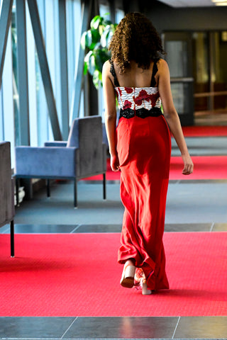 Longue robe à bretelle large avec une fente plissée fermée au genou. Idéale pour toutes les occasions, cette robe longue élégante et soignée vous permettra de vous démarquer.