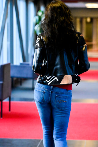 Veste en cuir chic et Fashionistar. Veste similicuir avec des manches ¾ strié jusqu’aux coudes