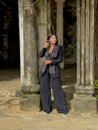 Shade Set ensemble tailleur avec haut manches longues et pantalon bouffant avec une ceinture 𝗖𝗛𝗘𝗙 𝗗’Œ𝗨𝗩𝗥𝗘 𝗱𝗲 𝗹𝗮 𝗰𝗼𝗹𝗹𝗲𝗰𝘁𝗶𝗼𝗻 ▪️𝗙𝗨𝗦𝗜𝗢𝗡 𝗢𝗙 𝗖𝗨𝗟𝗧𝗨𝗥𝗘▪️ , 𝗾𝘂𝗶 𝘁𝗿𝗮𝗱𝘂𝗶𝘁 𝘂𝗻 𝗮𝗹𝗹𝗶𝗮𝗴𝗲 𝗽𝗮𝗿𝗳𝗮𝗶𝘁 𝗱’𝘂𝗻 𝗦𝗧𝗬𝗟𝗘 𝗔𝗩𝗔𝗡𝗧 𝗚𝗔𝗥𝗗𝗜𝗦𝗧𝗘 𝗱𝗮𝗻𝘀 𝘂𝗻 𝗹𝗶𝗲𝘂 𝗰𝘂𝗹𝘁𝘂𝗿𝗲𝗹 𝘁𝗿𝗲̀𝘀 𝗮𝗻𝗰𝗶𝗲𝗻 𝗲𝘁 𝘂𝗻 𝗠𝗢𝗧𝗜𝗙 𝗧𝗥𝗔𝗗𝗜𝗧𝗜𝗢𝗡𝗡𝗘𝗟 𝗔𝗙𝗥𝗜𝗖𝗔𝗜𝗡.