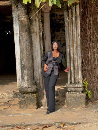 Shade Set ensemble tailleur avec haut manches longues et pantalon bouffant avec une ceinture 𝗖𝗛𝗘𝗙 𝗗’Œ𝗨𝗩𝗥𝗘 𝗱𝗲 𝗹𝗮 𝗰𝗼𝗹𝗹𝗲𝗰𝘁𝗶𝗼𝗻 ▪️𝗙𝗨𝗦𝗜𝗢𝗡 𝗢𝗙 𝗖𝗨𝗟𝗧𝗨𝗥𝗘▪️ , 𝗾𝘂𝗶 𝘁𝗿𝗮𝗱𝘂𝗶𝘁 𝘂𝗻 𝗮𝗹𝗹𝗶𝗮𝗴𝗲 𝗽𝗮𝗿𝗳𝗮𝗶𝘁 𝗱’𝘂𝗻 𝗦𝗧𝗬𝗟𝗘 𝗔𝗩𝗔𝗡𝗧 𝗚𝗔𝗥𝗗𝗜𝗦𝗧𝗘 𝗱𝗮𝗻𝘀 𝘂𝗻 𝗹𝗶𝗲𝘂 𝗰𝘂𝗹𝘁𝘂𝗿𝗲𝗹 𝘁𝗿𝗲̀𝘀 𝗮𝗻𝗰𝗶𝗲𝗻 𝗲𝘁 𝘂𝗻 𝗠𝗢𝗧𝗜𝗙 𝗧𝗥𝗔𝗗𝗜𝗧𝗜𝗢𝗡𝗡𝗘𝗟 𝗔𝗙𝗥𝗜𝗖𝗔𝗜𝗡.