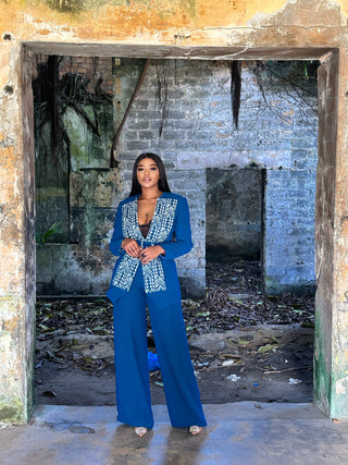 Shade Set ensemble tailleur avec haut manches longues et pantalon bouffant avec une ceinture 𝗖𝗛𝗘𝗙 𝗗’Œ𝗨𝗩𝗥𝗘 𝗱𝗲 𝗹𝗮 𝗰𝗼𝗹𝗹𝗲𝗰𝘁𝗶𝗼𝗻 ▪️𝗙𝗨𝗦𝗜𝗢𝗡 𝗢𝗙 𝗖𝗨𝗟𝗧𝗨𝗥𝗘▪️ , 𝗾𝘂𝗶 𝘁𝗿𝗮𝗱𝘂𝗶𝘁 𝘂𝗻 𝗮𝗹𝗹𝗶𝗮𝗴𝗲 𝗽𝗮𝗿𝗳𝗮𝗶𝘁 𝗱’𝘂𝗻 𝗦𝗧𝗬𝗟𝗘 𝗔𝗩𝗔𝗡𝗧 𝗚𝗔𝗥𝗗𝗜𝗦𝗧𝗘 𝗱𝗮𝗻𝘀 𝘂𝗻 𝗹𝗶𝗲𝘂 𝗰𝘂𝗹𝘁𝘂𝗿𝗲𝗹 𝘁𝗿𝗲̀𝘀 𝗮𝗻𝗰𝗶𝗲𝗻 𝗲𝘁 𝘂𝗻 𝗠𝗢𝗧𝗜𝗙 𝗧𝗥𝗔𝗗𝗜𝗧𝗜𝗢𝗡𝗡𝗘𝗟 𝗔𝗙𝗥𝗜𝗖𝗔𝗜𝗡.