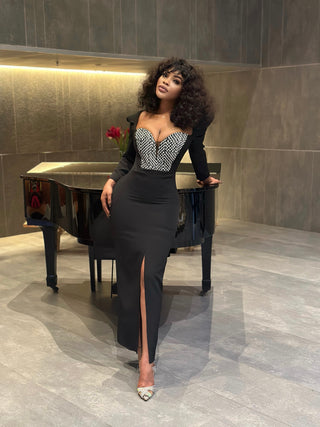 Robe de soirée. Adaptable à 𝘃𝗼𝘁𝗿𝗲 𝘀𝗶𝗹𝗵𝗼𝘂𝗲𝘁𝘁𝗲. Fait de tissu de luxe avec une coupe ajustée.