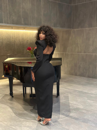 Robe de soirée. Adaptable à 𝘃𝗼𝘁𝗿𝗲 𝘀𝗶𝗹𝗵𝗼𝘂𝗲𝘁𝘁𝗲. Fait de tissu de luxe avec une coupe ajustée.