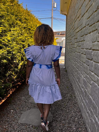 Robe courte. Idéale pour toutes les occasions, cette robe élégante et soignée vous permettra de vous démarquer. 
