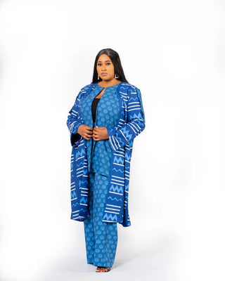 Ensemble pantalon en motif assortis avec un détail de galon, la manche est terminée par une fente avec boutons