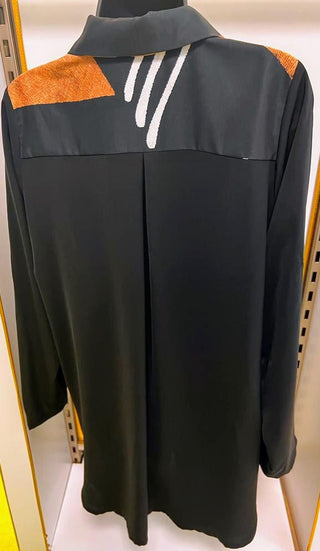 Chemise pour dame en soie. Léger et confortable, cette belle chemise manche longue peut aussi se mettre en 3/4. Une touche de motif bogolan sur le col vous rendra exceptionnelle.