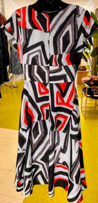 Robe courte volante idéal pour toute occasion, cette robe aligne style et élégance.