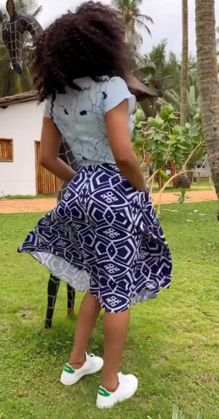 Robe courte volante idéal pour toute occasion, cette robe aligne style et élégance.