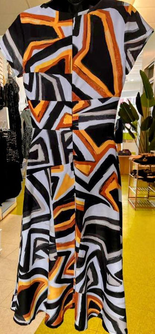 Robe courte volante idéal pour toute occasion, cette robe aligne style et élégance.