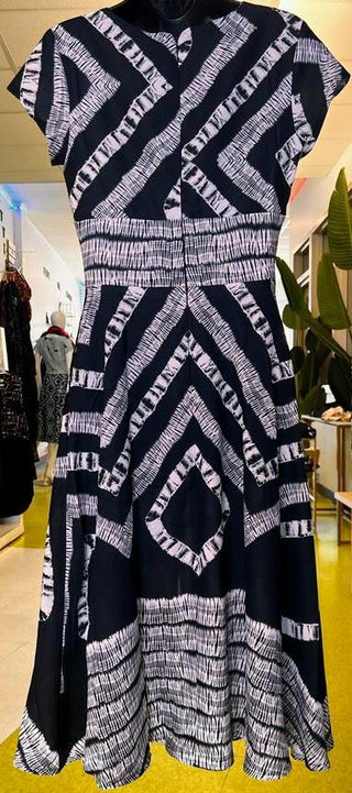 Robe courte volante idéal pour toute occasion, cette robe aligne style et élégance.