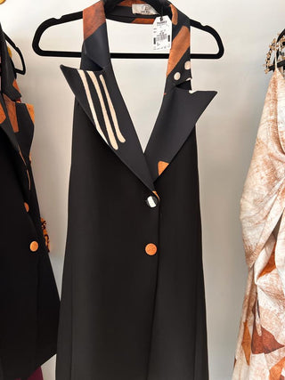 Gilet à col ouvert au niveau du dos.