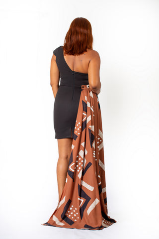 Robe courte d'une manche avec une traine détachable sur le côté. Robe de soirée exceptionnelle de haute couture. L'élégance à l'état pur. 